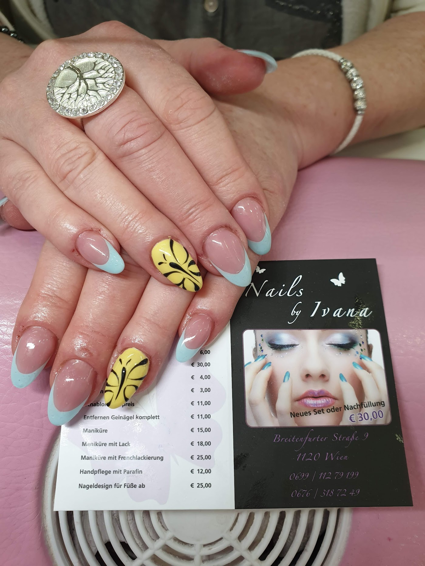 French-Nägel mit Schmetterling-Design