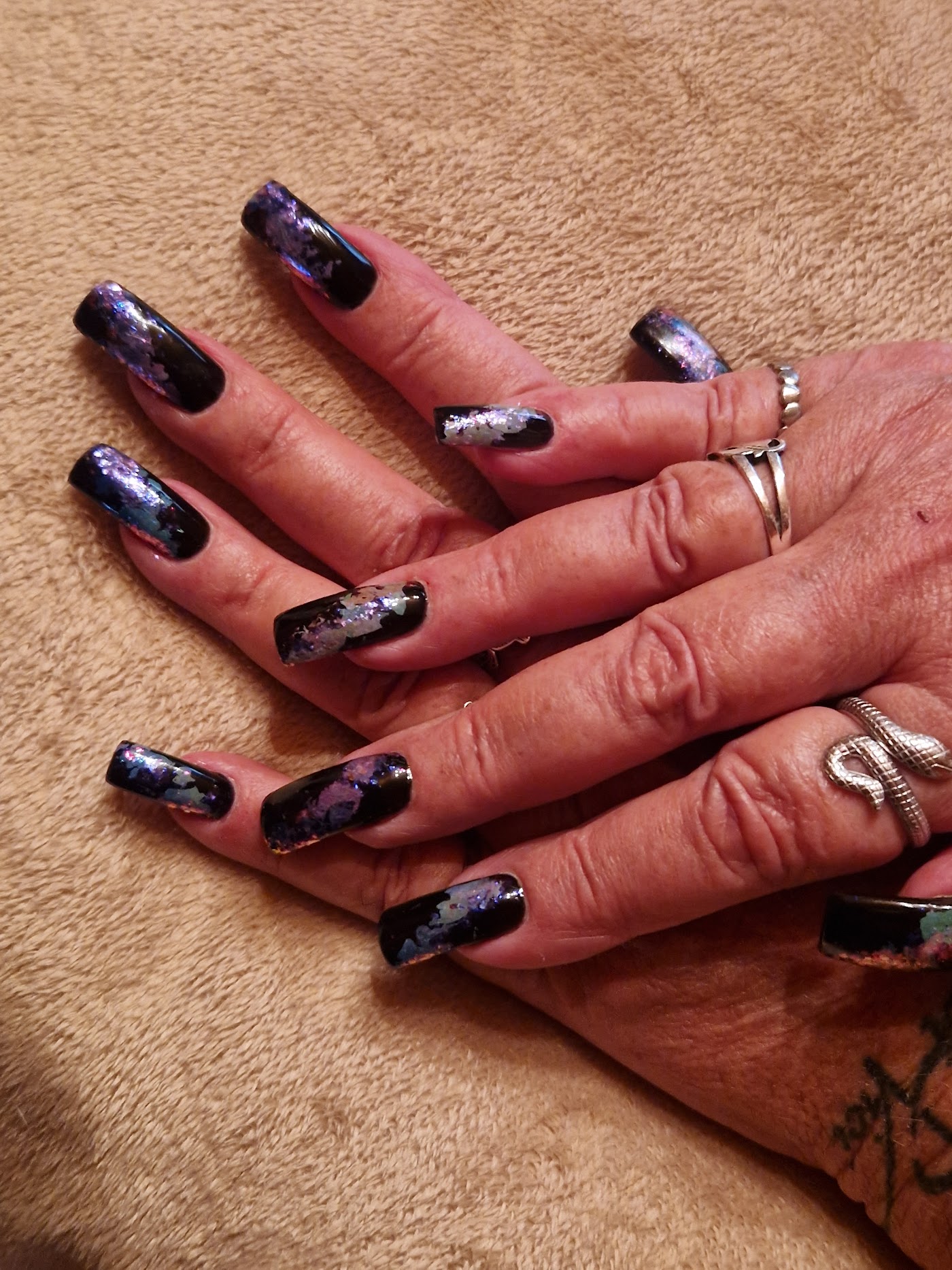 Schwarze Nägel mit Folien-Design